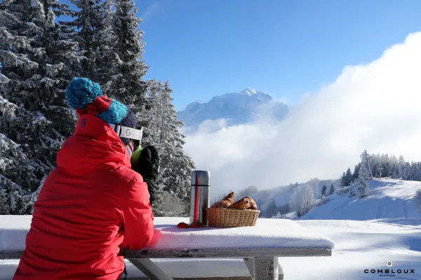 Café chaud et croissants sur la neige