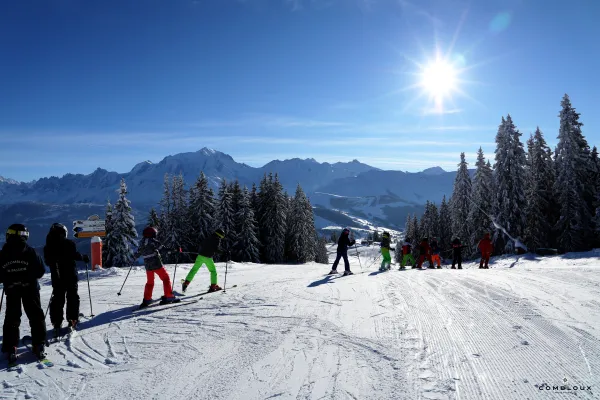 Premiers cours de ski sur piste ensoleillé