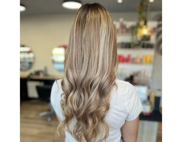 longs cheveux blonds ondulés