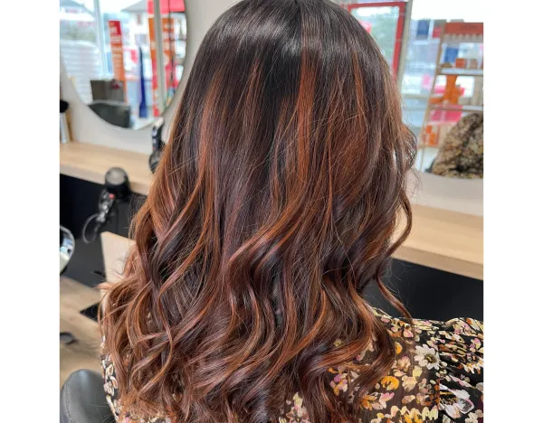 cheveux ondulés mèches cuivrées