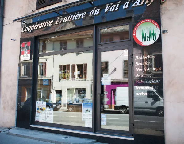 Vitrine de la coopérative Fruitière du Val d'Arly