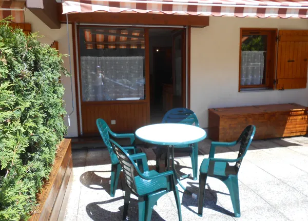 Terrasse avce salon de jardin/Patio with garden furniture-Cornillon C n°3-Le Grand-Bornand