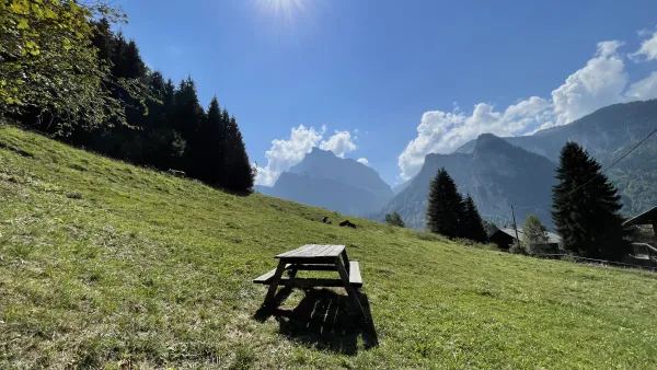 table de pique nique dans la prairie