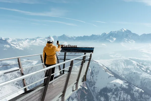 Skieur sur la passerelle de Balme