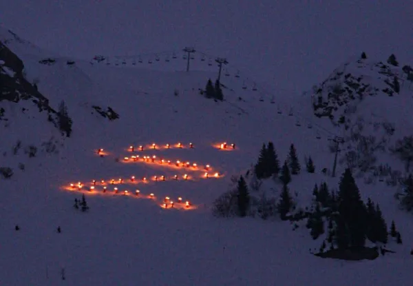 Descente aux flambeaux des moniteurs de l'école du ski français