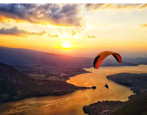 Vol en parapente coucher de soleil