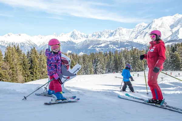 Moniteur et ses élèves lors d'un cours de ski à Combloux