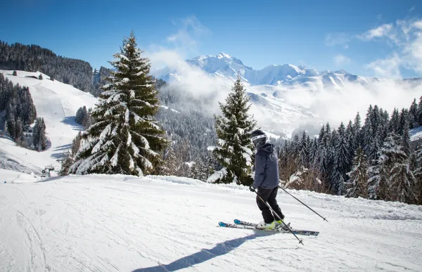 Face à Praz-sur-Arly, ski sur le Christomet et la piste de Bonjournal direction la Giettaz