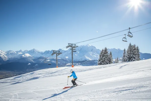 Ski sur la rouge Mélèzes à proximité du télésiège de Pertuis face au Mont-Blanc