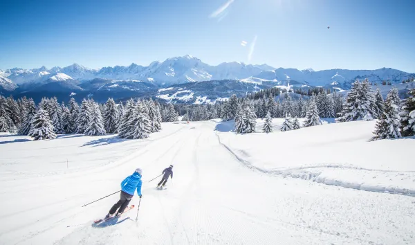 Ski de piste sur une belle bleue à Combloux surplombant la vallée