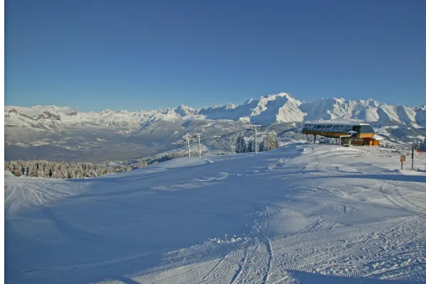 Vue aérienne du domaine skiable "Les Portes du Mont-Blanc", face au Mont-Blanc depuis le sommet de Combloux