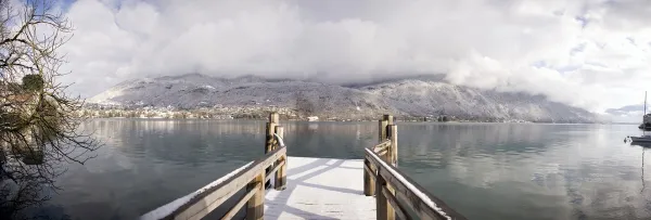 Le lac d'Annecy, sous la neige
