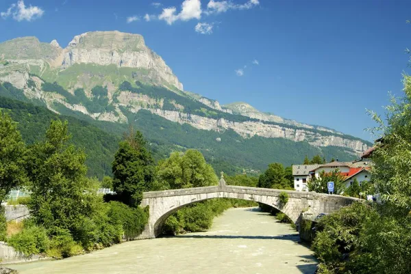 L'Arve sous le pont de St Martin et la montagne d'Areu