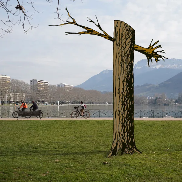 L'arbre pourfendu de Bob Verschueren - Annecy Paysages