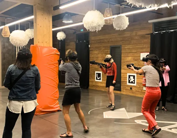 5 joueuses avec un casque de réalité virtuelle au 4.47