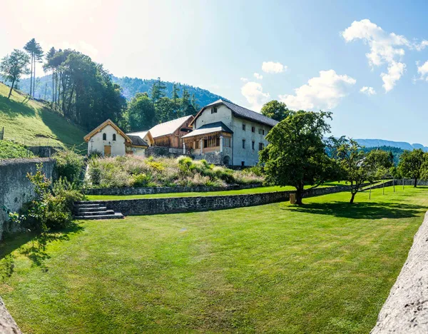 Bauernhof von Gy mit Blick auf den Park