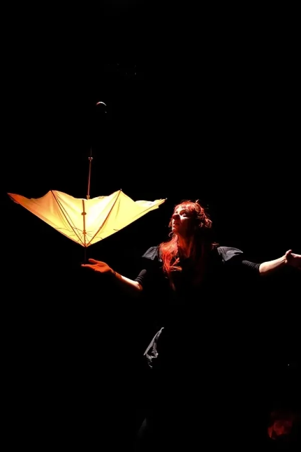 FESTIVAL DES PETITS ASTICOTS - " Variations pour un parapluie " de la Compagnie CHOUETTE il pleut !