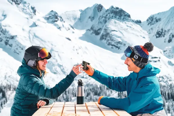 Pause en duo sur le domaine skiable alpin du Grand-Bornand