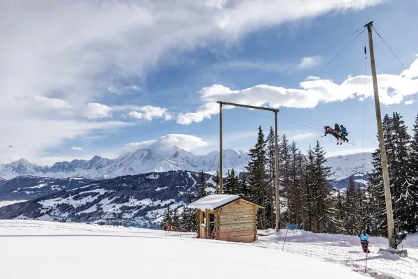 Personnes sur la Giant Swing en hiver