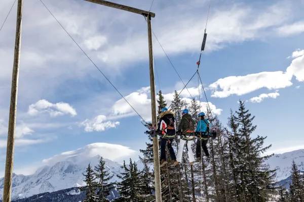 Personnes sur la Giant Swing en hiver