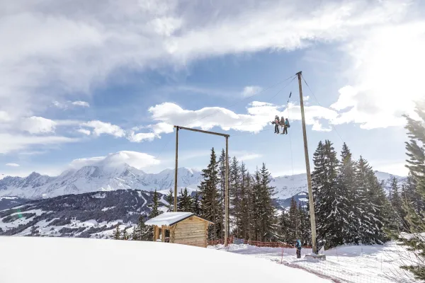 Personnes sur la Giant Swing en hiver