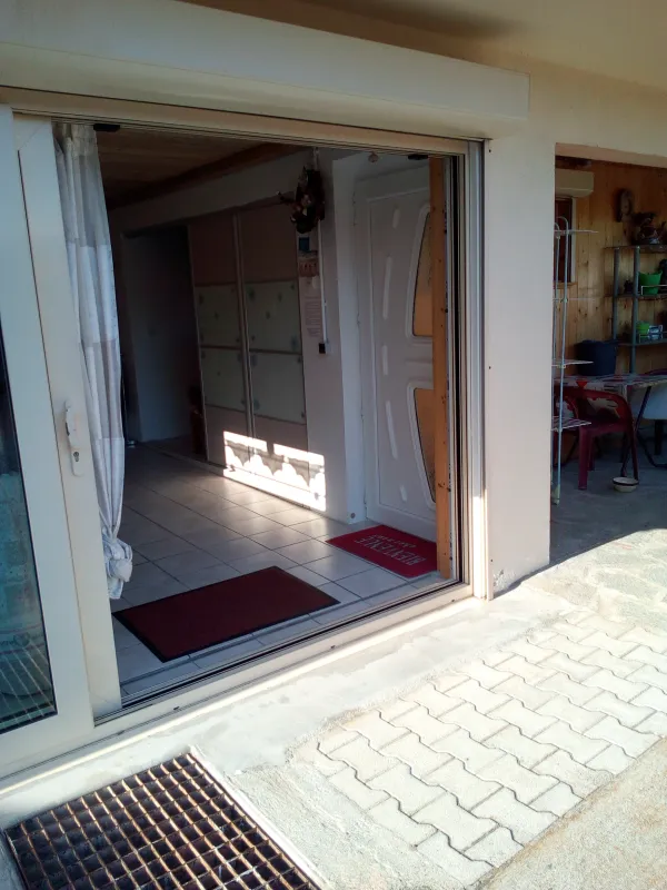 Entrée secondaire par baie vitrée