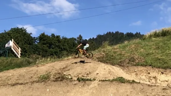 Descendeur sur la piste VTT la Darandel