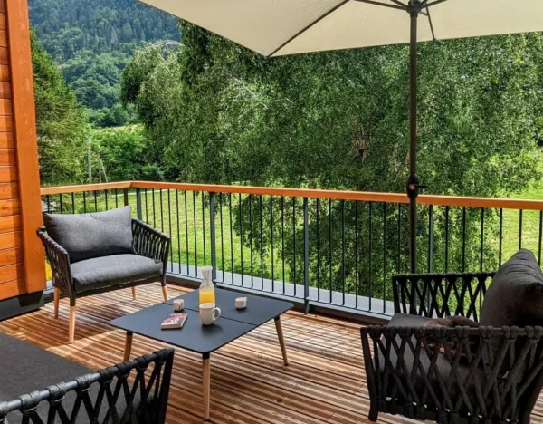 terrasse en bois chaises et parasol