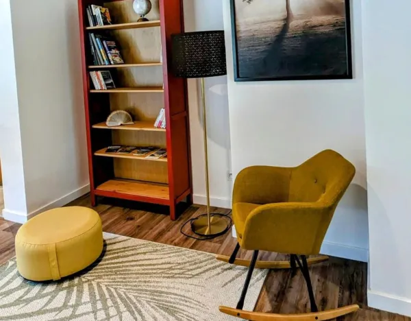bibliothèque et fauteuil à bascule