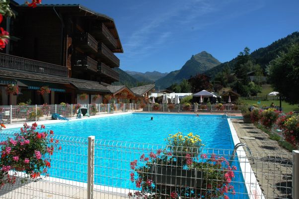 Piscine extérieure en été