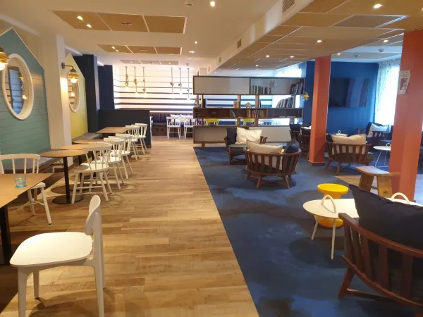 salon / bar