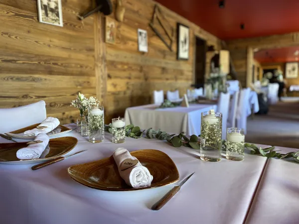 Gros plan sur  la décoration de table pour un mariage
