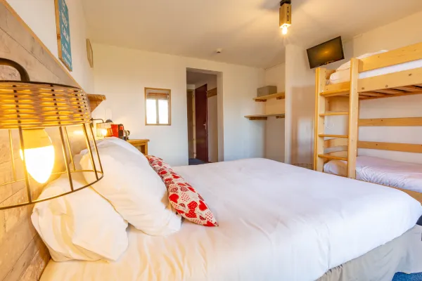 Chambre familiale avec lit double et lits superposés