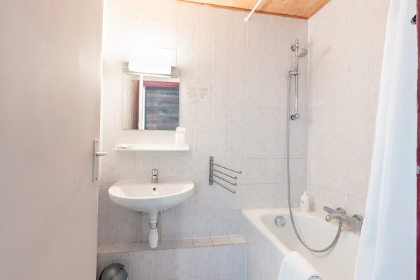 Salle de bain avec lavabos