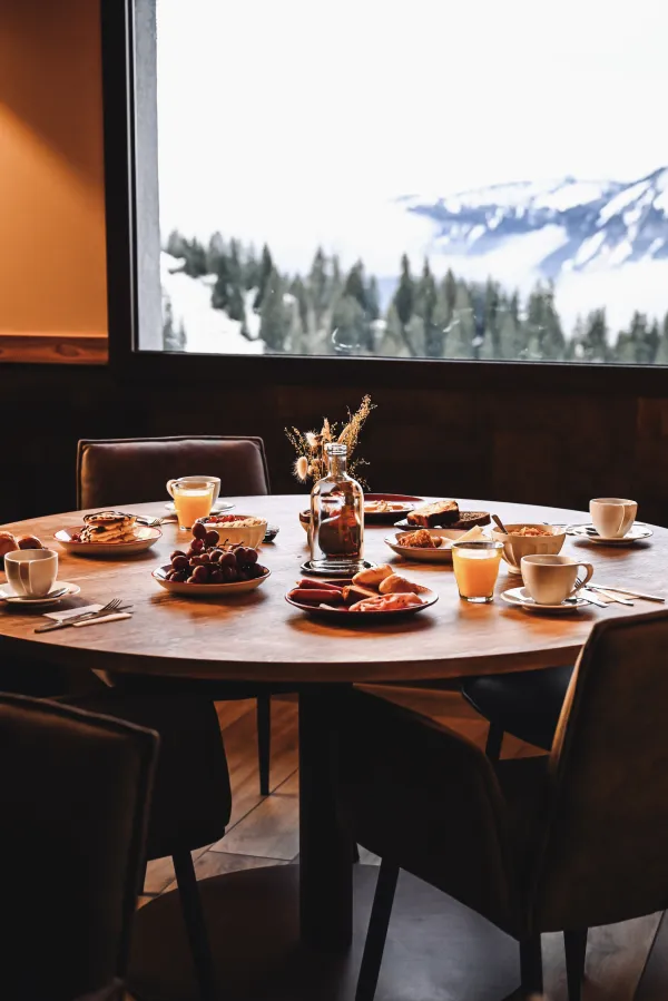 Table avec petit déjeuner