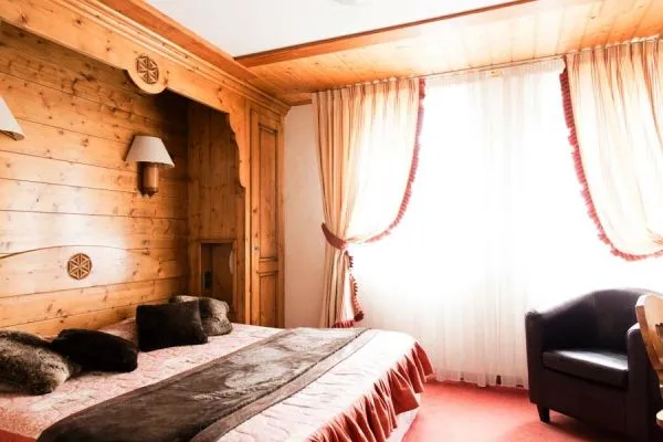Chambre avec un grand lit
