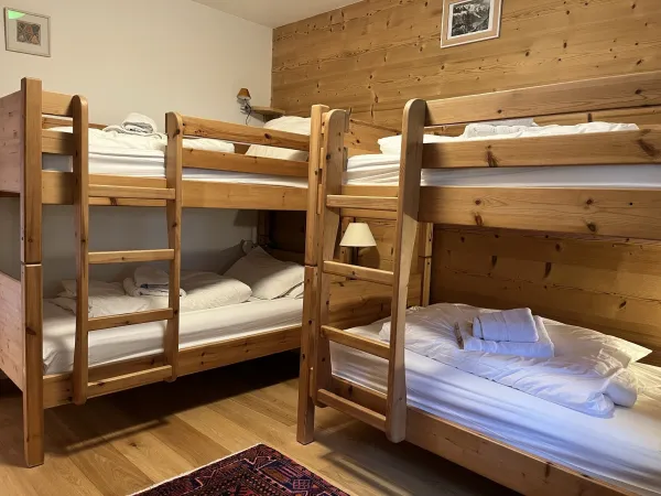 Chambre de 4 lits superposés de taille adulte. Salle de bain. 