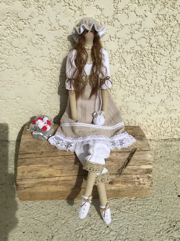 poupée de chiffon beige