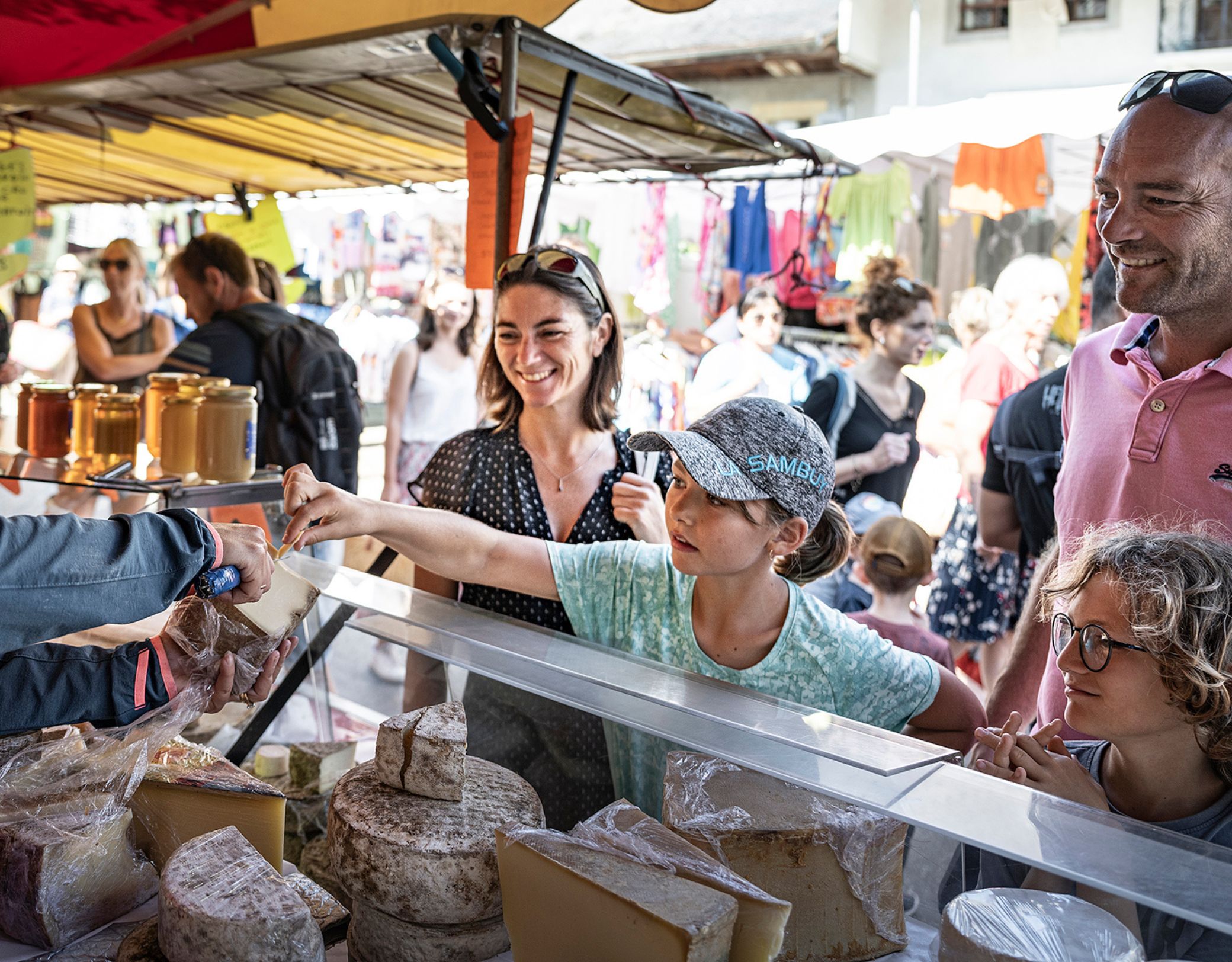 famille au stand de fromage