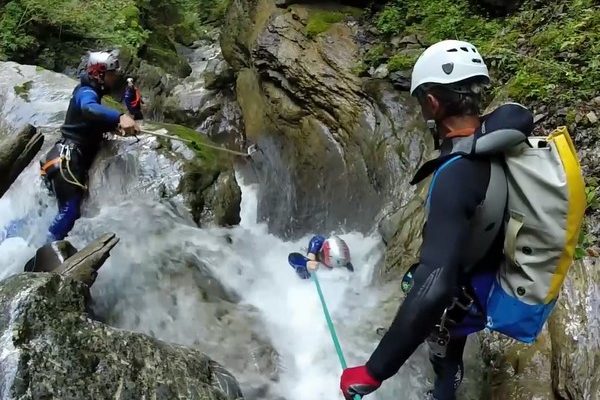 Initiation au canyoning à Féternes
