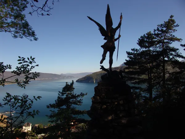Statue de St-Michel surplombant  le lac