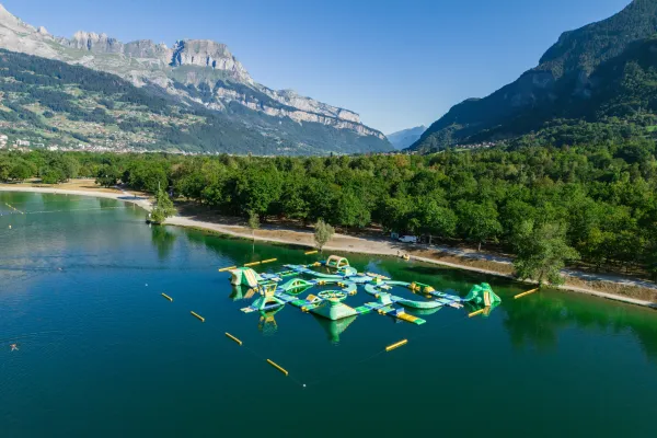 Jeux gonflables aquatiques au Lac de Passy
