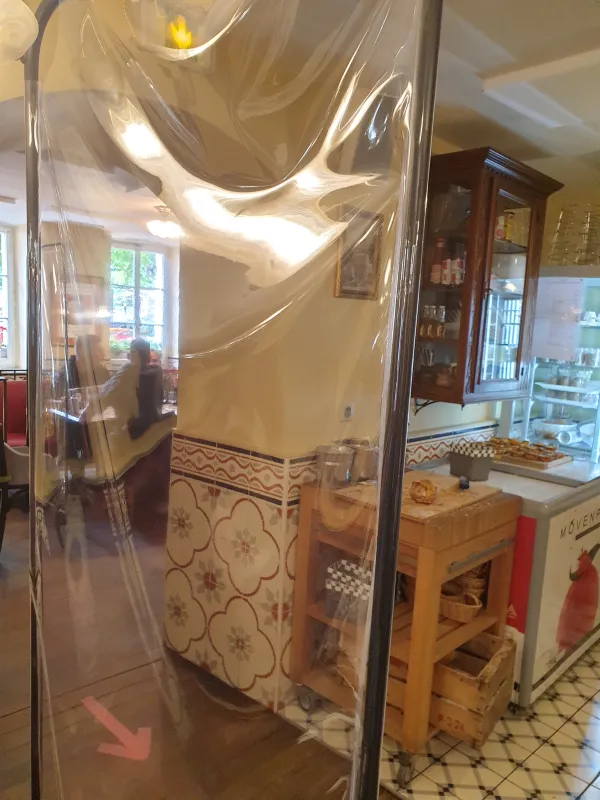 paroie entre les tables